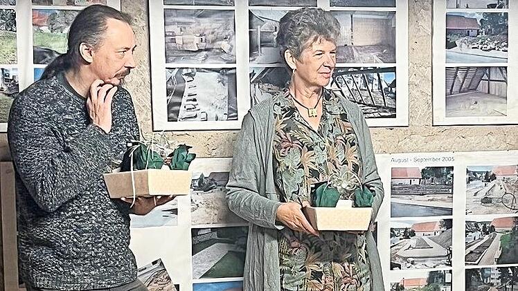 Tobias Niedenthal und Dr. Elke Puchtler halten ihren Vortrag in der Scheune des Kräutergartens.