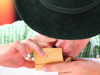 Erlbach: Deutsche Schnupfmeisterschaft findet heute statt - welche Nase gewinnt? Erlbach: Deutsche Schnupfmeisterschaft findet heute statt - welche Nase gewinnt?