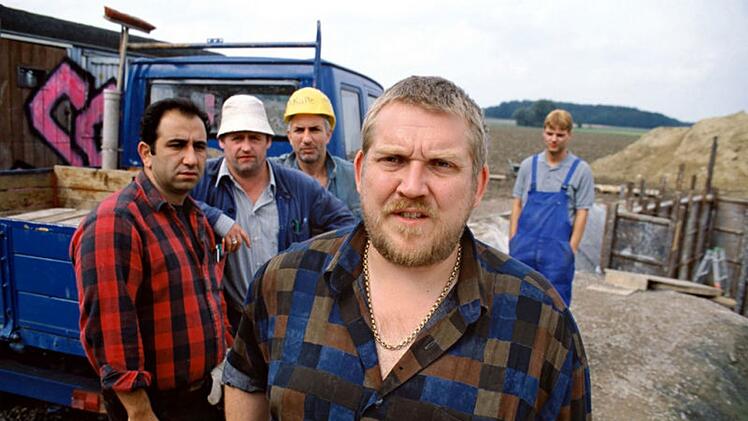 Auch im Kino war Dietmar B&auml;r (Bild, vorne) immer wieder zu sehen, etwa in der Ruhrpott-Kom&ouml;die "Was nicht passt, wird passend gemacht" (2002).