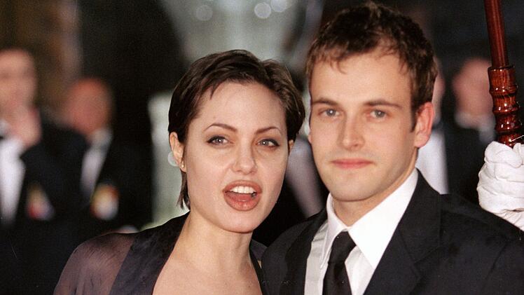 Dass Miller zeitweise an der Seite einer anderen Prominenten stand, ist fast in Vergessenheit geraten. Noch vor Brad Pitt und Billy Bob Thornton war Angelina Jolie (Bild) mit dem "Trainspotting"-Star verheiratet. Die Ehe hielt von 1996 bis 1999.