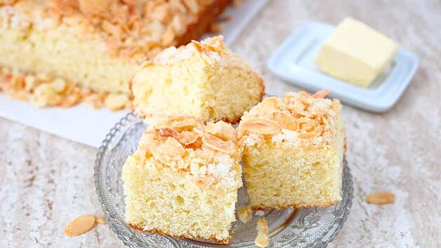 buttermilchkuchen-mit-mandelblaettchen.jpg