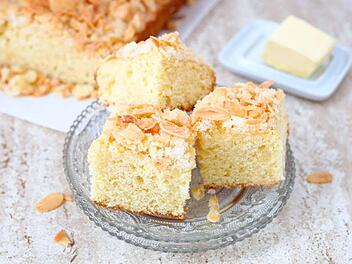 buttermilchkuchen-mit-mandelblaettchen.jpg