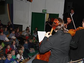 In der "Alten Spinnerei" präsentierten Musiker der Bamberg Symphoniker "Peter und der Wolf" von Sergei Prokofijew. Fotos: Sonja Adam