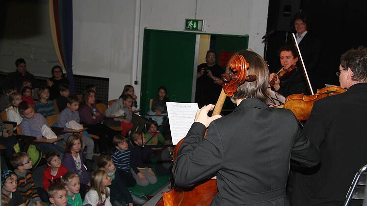 In der "Alten Spinnerei" präsentierten Musiker der Bamberg Symphoniker "Peter und der Wolf" von Sergei Prokofijew. Fotos: Sonja Adam