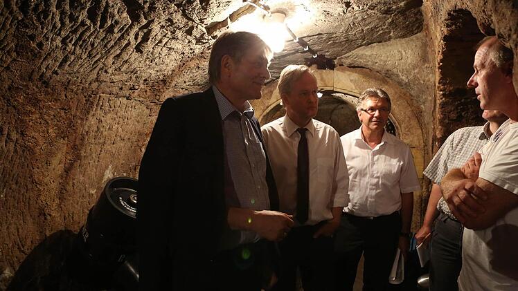 Einer der Keller wird erkundet Foto: Barbara Herbst