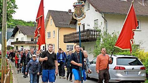 Die Uetzinger Gößweinstein-Wallfahrer ziehen in Serkendorf zur Marienkapelle, um zu beten.  Fotos: Gerd Klemenz