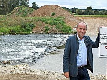 Die Vorarbeiten erfolgen über eine Furt im Main, die Baumreihe hinten markiert den künftigen Flusslauf, erklärt Thomas Porzner. Foto: hak