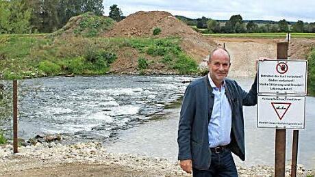 Die Vorarbeiten erfolgen über eine Furt im Main, die Baumreihe hinten markiert den künftigen Flusslauf, erklärt Thomas Porzner. Foto: hak