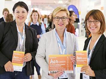 Angela Hofmann und Sibylle Fugmann (von links) informierten sich auf der Karrieremesse "herCAREER" in M&uuml;nchen. Unter anderem bei Katrin Taepke, der Gesch&auml;ftsf&uuml;hrerin des IHK-Gremiums Kronach.  Foto: privat