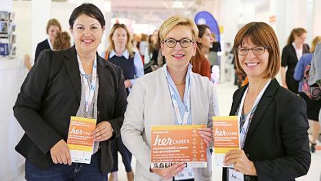 Angela Hofmann und Sibylle Fugmann (von links) informierten sich auf der Karrieremesse "herCAREER" in M&uuml;nchen. Unter anderem bei Katrin Taepke, der Gesch&auml;ftsf&uuml;hrerin des IHK-Gremiums Kronach.  Foto: privat