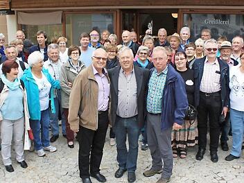 Die drei Muggendorfer Bürgermeister (vorne von links) Gerhard Konrad, Gottfried Brandstetter und Helmut Taut mit Bürgern aus den drei Gemeinden  Foto: privat