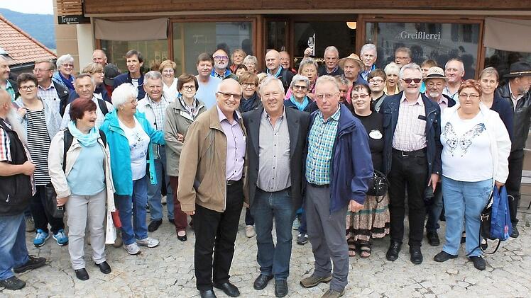 Die drei Muggendorfer Bürgermeister (vorne von links) Gerhard Konrad, Gottfried Brandstetter und Helmut Taut mit Bürgern aus den drei Gemeinden  Foto: privat