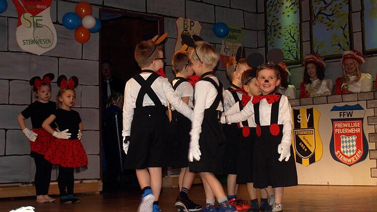 Die lustigen Mickey-Mäuse und Minnie-Mäuse  des Steinwiesener KindergartensS. Deuerling