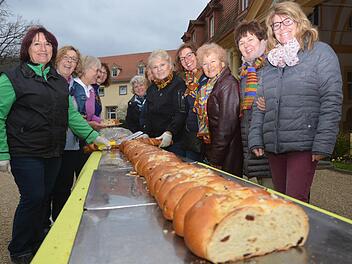 Ein 20 Meter langes Osterbrot spendete auch in diesem Jahr wieder die Bäckerei Peter Schmitt dem Bad Bockleter Freundeskreis um Pfarrer Martin. Die rund 15 Damen verkauften es für gute Zwecke im Bad Bockleter Kurgarten. Foto: Peter Rauch