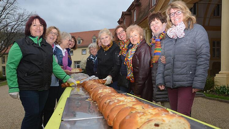 Ein 20 Meter langes Osterbrot spendete auch in diesem Jahr wieder die Bäckerei Peter Schmitt dem Bad Bockleter Freundeskreis um Pfarrer Martin. Die rund 15 Damen verkauften es für gute Zwecke im Bad Bockleter Kurgarten. Foto: Peter Rauch