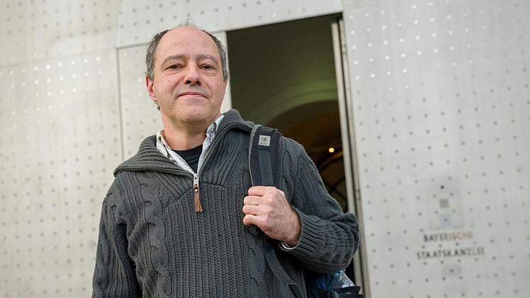 Weil er gegen die aktuelle politische Lage protestieren will, gibt Jürgen Müller aus Mittelfranken seine Lebensrettermedaille zurück. Foto: Peter Kneffel/dpa