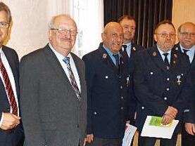 Bei der Überreichung der staatlichen Ehrenzeichen (von links): Bgm. Rainer Detsch, Landratsstellvertreter Bernd Steger, Franz Stumpf, KBM Klaus Dressel, Edmund Sprenger, Kommandant Michael Eisentraudt und KBR Joachim Ranzenberger Foto: privat