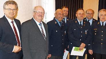 Bei der Überreichung der staatlichen Ehrenzeichen (von links): Bgm. Rainer Detsch, Landratsstellvertreter Bernd Steger, Franz Stumpf, KBM Klaus Dressel, Edmund Sprenger, Kommandant Michael Eisentraudt und KBR Joachim Ranzenberger Foto: privat