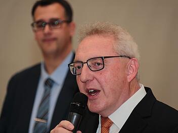 Bürgermeister Harald Hübner (CSU, vorne) trifft in der Stichwahl auf Björn Sommerer (FuG, im Hintergrund). Foto:  Matthias Hoch/Archif