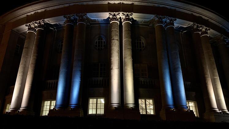 Blau angestrahlt wurde der Regentenbau in Bad Kissingen im vergangegenen Jahr. Foto: Annett L&uuml;deke