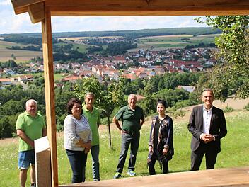 Blick durch den Landschaftsrahmen: Walter Huppmann (von links), Stephanie Kunder, Walter Hugo, Manfred Manger, Jessica Leicher und Bürgermeister Mario Götz.