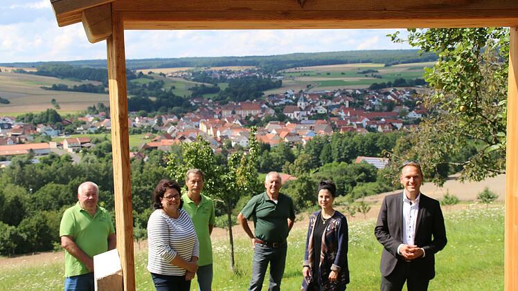 Blick durch den Landschaftsrahmen: Walter Huppmann (von links), Stephanie Kunder, Walter Hugo, Manfred Manger, Jessica Leicher und Bürgermeister Mario Götz.