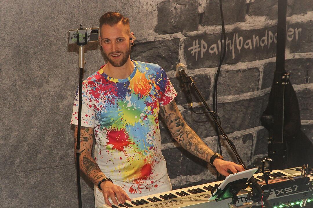 Die Partyband "Power" heizte ordentlich ein.