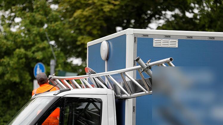 Schon wieder bleibt Fahrzeug auf maroder Zirndorfer Brücke hängen