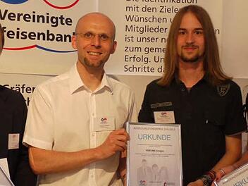 Für die ersten Preisträger nahmen die Ausbilder Günter Sponsel (von links), Thomas Schmitt und Sebastian Kirsch (Vierling) und Jasmin Schnädelbach (Haarstudio Slash) die Auszeichnung entgegen.  Foto: Lp