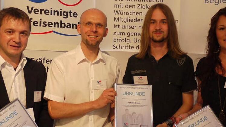 Für die ersten Preisträger nahmen die Ausbilder Günter Sponsel (von links), Thomas Schmitt und Sebastian Kirsch (Vierling) und Jasmin Schnädelbach (Haarstudio Slash) die Auszeichnung entgegen.  Foto: Lp