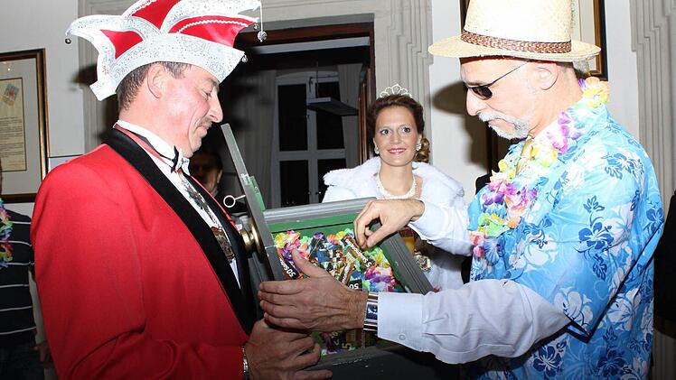 Oberbürgermeister Kay Blankenburg und die Stadträte hatten keine Chance: Ihnen blieb nur, sich friedlich zu ergeben, als die Narren aus Garitz und Reiterswiesen das Rathaus stürmten. Fotos: Carmen Schmitt
