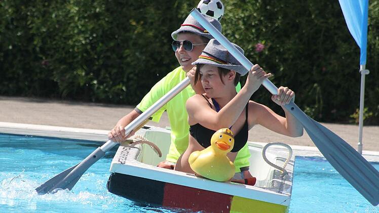 Im Fußballfieber zeigten sich die Teams im Deutschlandboot