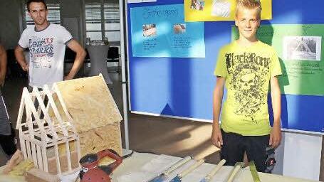 Lukas Halbig präsentiert das Modell eines Holzständerhauses.  Fotos: GbF