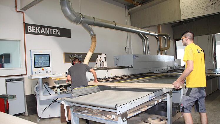 Die Arbeiter lesen nur noch ab, was sie tun müssen, und nutzen Maschinen - wie beispielsweise hier für das Bekanten. Foto: Ulrike Müller