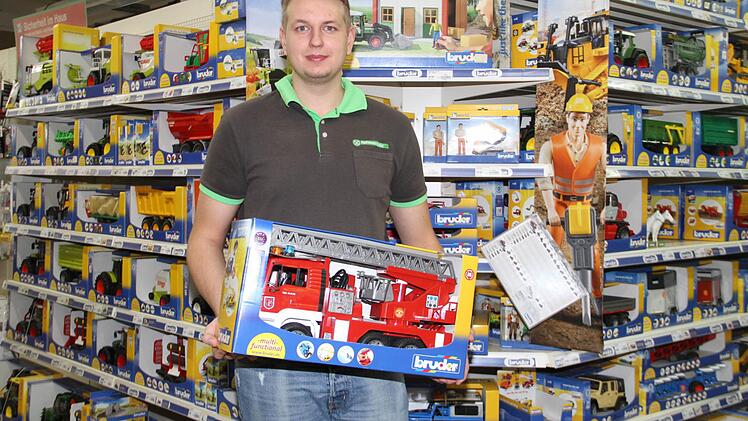 Eine große Auswahl von Spielzeugen der Marke Bruder bietet der Raiffeisen-Heimwerkermarkt in der Oberauer Straße.