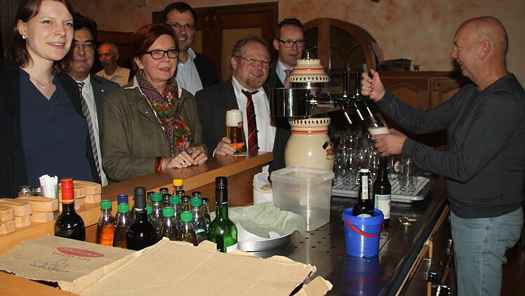 Gruppenbild mit Gastwirt Fritz Räther (rechts) - von links: MdB Emmi Zeulner, Günther Elfert und Andrea Luger vom Hotel- und Gaststättenverband, die Landtagsabgeordneten Martin Schöffel und Klaus Adelt sowie der stellvertretende IHK-Hauptgeschäftsführer Wolfram Brehm . Foto: Stephan Tiroch