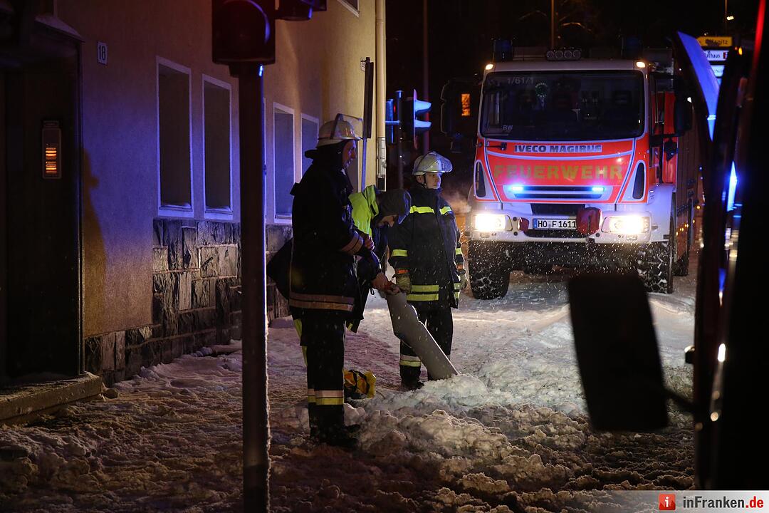 Winterliche Straßenverhältnisse sorgen für geborstene Fensterscheiben - Brummifahrer rutscht in Laterne - Straßenbeleuchtung kracht in Mehrfamilienhaus
