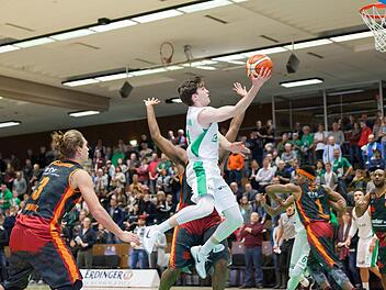 Jona Hoffmann beim Korbleger - Baunachs Aufbauspieler war mit sechs Punkten, fünf Rebounds und vier Ballgewinnen ein Aktivposten. Allerdings trübten fünf Ballverluste seine Bilanz ein wenig. Fotos: Kilian Schmitt