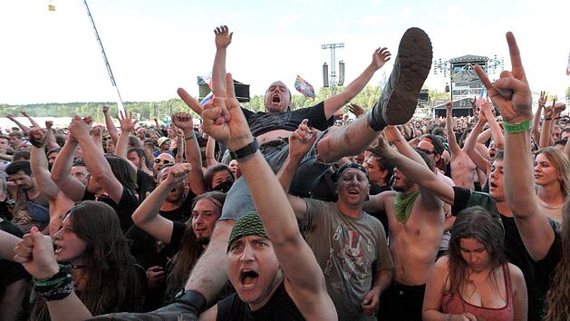 Metaler und Rocker freuen sich schon auf das diesj&auml;hrige Summer Breeze in Dinkelsb&uuml;hl. Symbolbild: Lech Muszynski/PAP/dpa