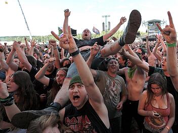 Metaler und Rocker freuen sich schon auf das diesjährige Summer Breeze in Dinkelsbühl. Symbolbild: Lech Muszynski/PAP/dpa