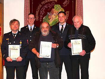 Geehrt wurden Erich Besler, Helmut Gründl und Ludwig Seuffertn (vorn, von links). Hierzu gratulierten Ivo Straube und Brenton Spivey. Gerd Schaar