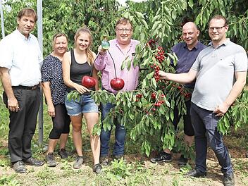 Im Kirschgarten bei Hagenbach (v. l.): Landrat Hermann Ulm, Elfriede und Jasmin Sponsel, Kreisfachberater Hans Schilling, die Geschäftsführer Ronny Trägner und Manuel Rauch Foto: Franz Galster