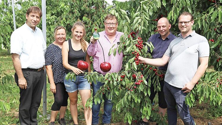 Im Kirschgarten bei Hagenbach (v. l.): Landrat Hermann Ulm, Elfriede und Jasmin Sponsel, Kreisfachberater Hans Schilling, die Geschäftsführer Ronny Trägner und Manuel Rauch Foto: Franz Galster