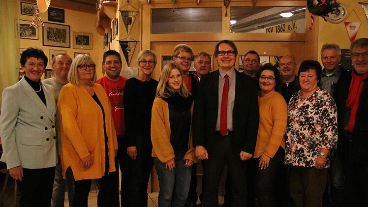 Der SPD-Ortsverein Stadtsteinach wählte am Montagabend seine Kandidaten für die Stadtratswahl am 15. März. Zum Kandidaten für das Bürgermeisteramt hatte der Ortsvereins Roland Wolfrum (vorn Mitte) bereits am 15. November nominiert.Klaus Klaschka
