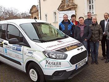 Vorsitzende Susan Biedefeld (Zweite von links), Geschäftsführer Martin Lang (2. v. re.) sowie Direktionsassistent Timm Schulze (rechts) bedankten sich bei einigen Vertretern der 21 Spenderfirmen.  Foto: Alfred Thieret