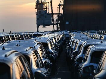 Autoexporte am Hafen Emden