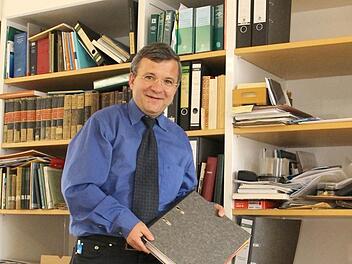 Horst Gehringer packt ein: Der gebürtige Bamberger wechselt zum 2. Januar ans Bamberger Stadtarchiv, wo er im Laufe des Jahres den jetzigen Leiter ablösen soll, der in den Ruhestand geht. Foto: Simone Bastian