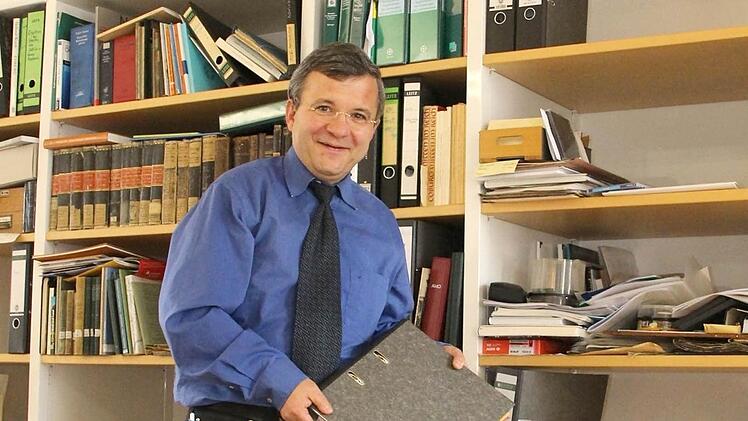 Horst Gehringer packt ein: Der gebürtige Bamberger wechselt zum 2. Januar ans Bamberger Stadtarchiv, wo er im Laufe des Jahres den jetzigen Leiter ablösen soll, der in den Ruhestand geht. Foto: Simone Bastian