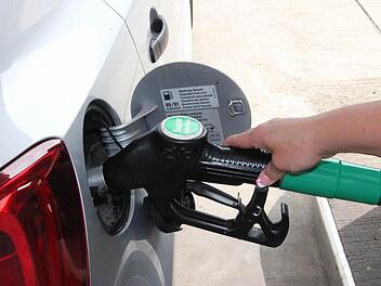 Obwohl der Liter Super am Freitagvormittag 1,649 Euro kostete, griff diese junge Frau zur Zapfpistole. Der Tank des Autos ist leer, es hilft nichts.Foto: Katja Kölbl