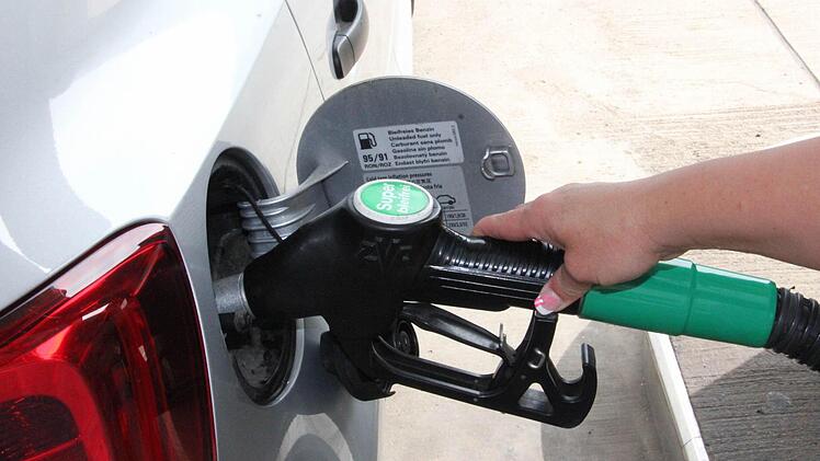 Obwohl der Liter Super am Freitagvormittag 1,649 Euro kostete, griff diese junge Frau zur Zapfpistole. Der Tank des Autos ist leer, es hilft nichts.Foto: Katja Kölbl